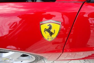 Supercar de sport évoquant la Ferrari électrique