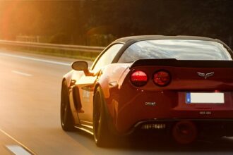 Supercar anguleuse évoquant la Lamborghini électrique