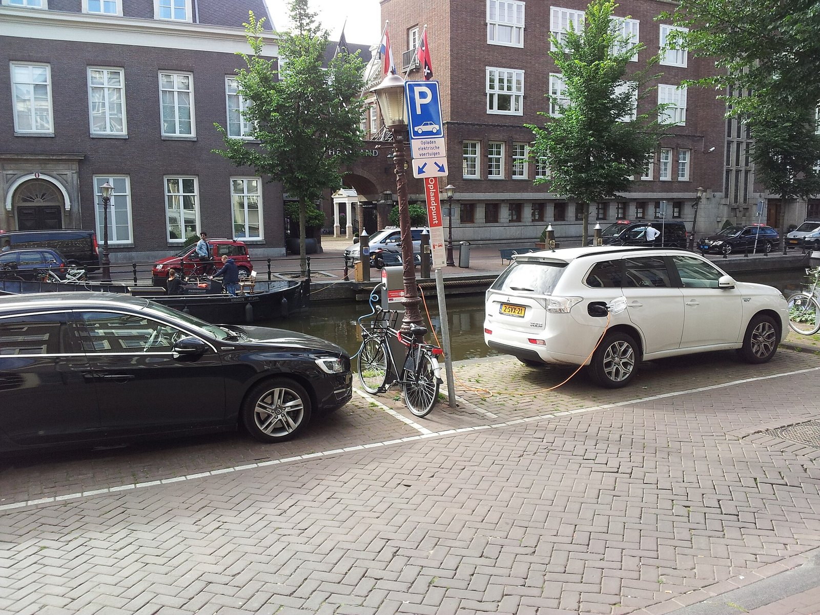 Voiture electrique en charge a une borne