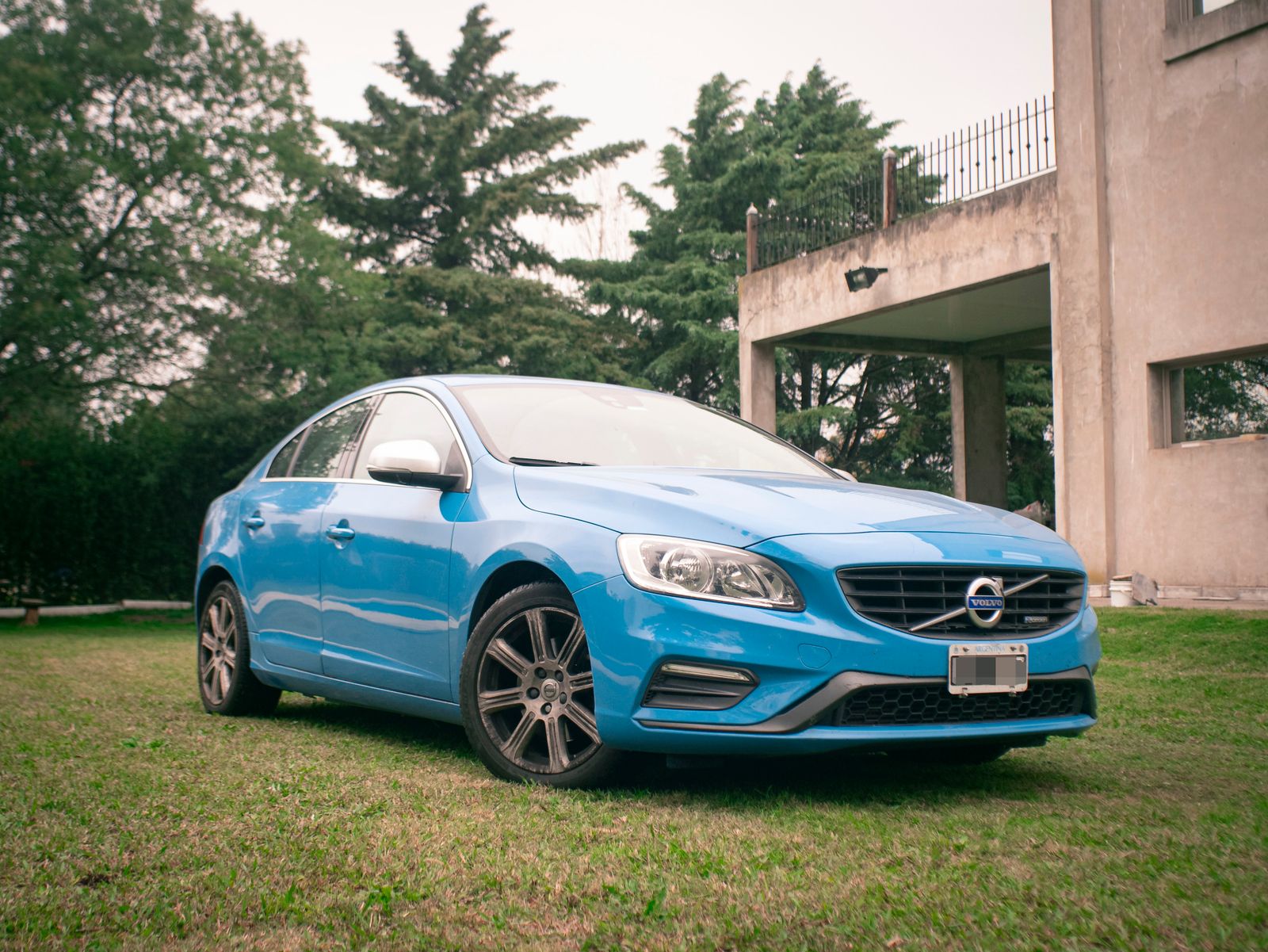 Berline Volvo bleue