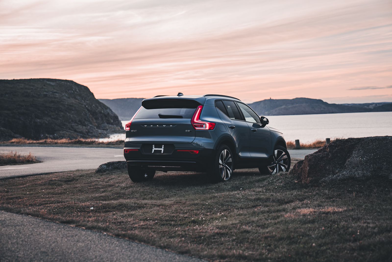 SUV Volvo XC40 / EX40 au coucher du soleil
