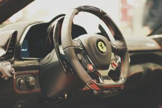Tableau de bord de voiture électrique affichant l'autonomie et la consommation