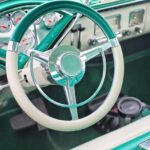 Ancienne automobile du XIXe siècle évoquant les pionniers de l'électrique