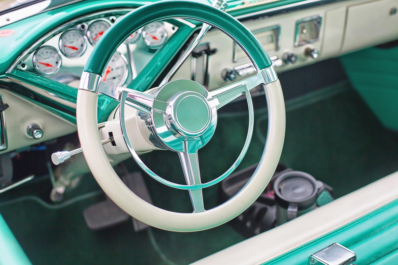Ancienne automobile du XIXe siècle évoquant les pionniers de l'électrique