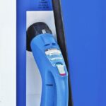 Voiture électrique en charge sur une borne, prix de la recharge