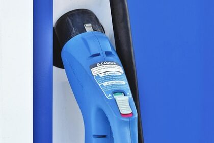 Voiture électrique en charge sur une borne, prix de la recharge