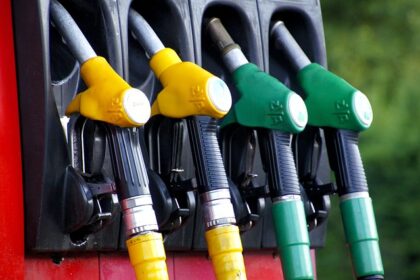 Pistolet de carburant et recharge : comparatif des prix électrique, essence, diesel