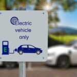 Borne de recharge gratuite sur un parking de supermarché