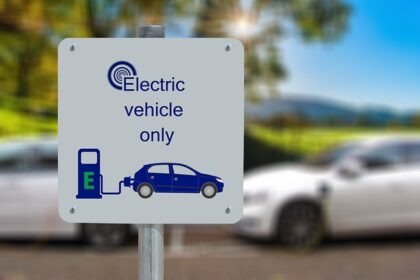 Borne de recharge gratuite sur un parking de supermarché