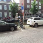 Voiture electrique en charge a une borne