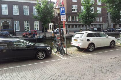Voiture electrique en charge a une borne