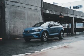 Volvo EC40 SUV-coupé électrique bleu