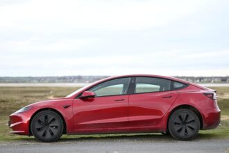 Berline électrique suédoise sobre symbolisant Volvo et Polestar