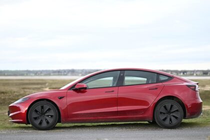 Berline électrique suédoise sobre symbolisant Volvo et Polestar