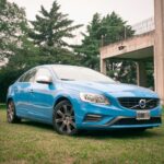 Berline Volvo bleue