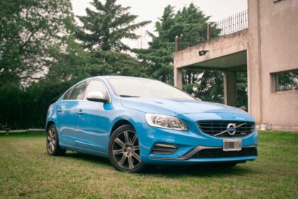 Berline Volvo bleue
