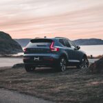 SUV Volvo XC40 / EX40 au coucher du soleil