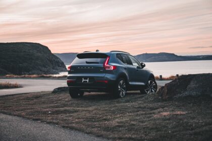 SUV Volvo XC40 / EX40 au coucher du soleil