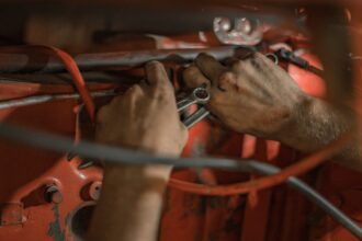 Contrôle technique automobile en atelier