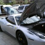 Detailing automobile : voiture sportive nettoyée et polie par un professionnel