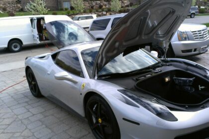 Detailing automobile : voiture sportive nettoyée et polie par un professionnel