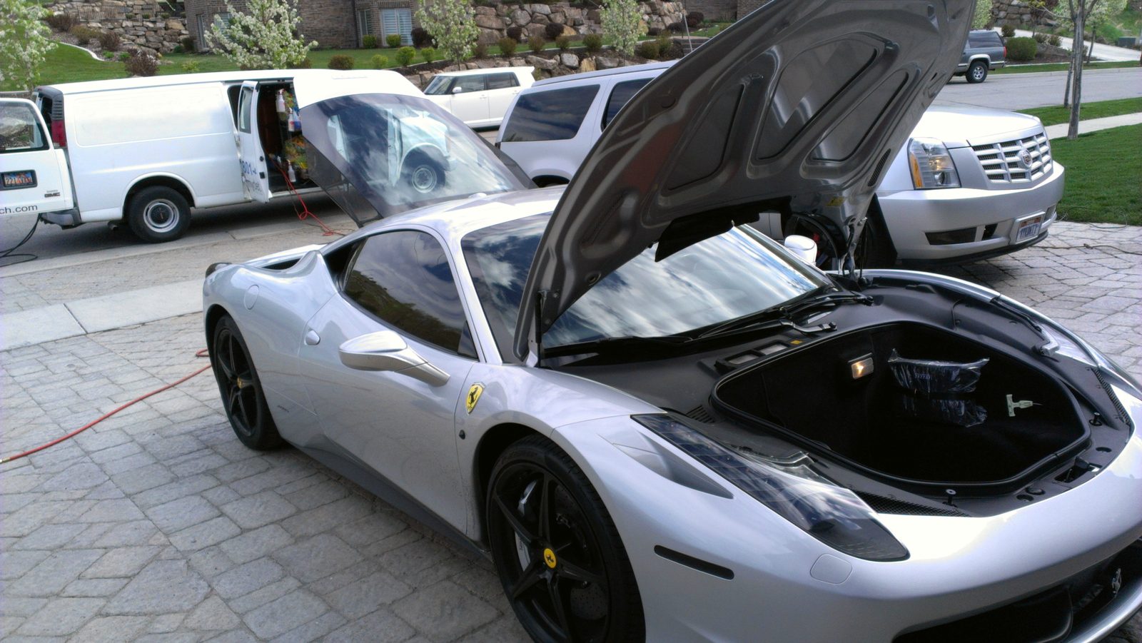 Detailing automobile : voiture sportive nettoyée et polie par un professionnel